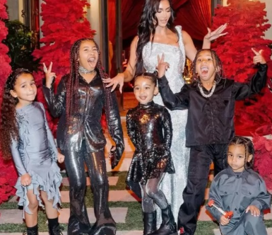 Kim Kardashian Festive Surprise: Bathtub Transformed into a Willy Wonka-Inspired Hot Chocolate Haven for Christmas” Kim Kardashian Festive Surprise: Bathtub Transformed into a Willy Wonka-Inspired Hot Chocolate Haven for Christmas”